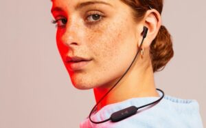 JBL lança fone de ouvido bluetooth com 16 horas de bateria