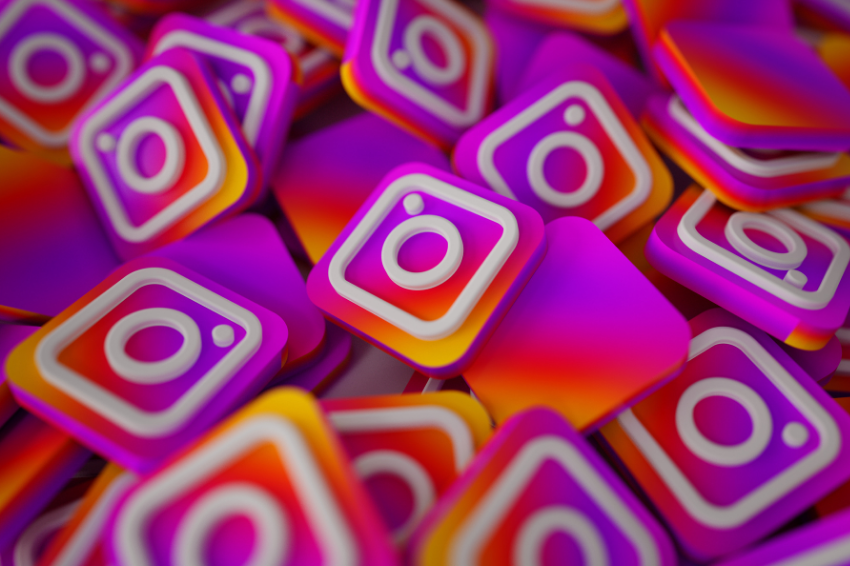 Instagram testa figurinha com link externo para todos usuários