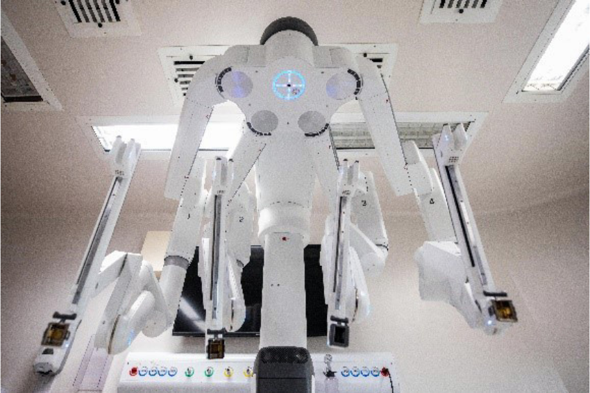 Criança passa por cirurgia robótica em Campinas